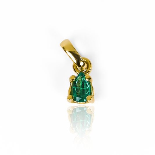 Esta pieza única de Dije Emerald Drop en oro 18K de Joyería Caracas es una verdadera joya que deslumbrará en cualquier ocasión. Con su diseño exclusivo y la garantía para toda la vida, este dije es una inversión en elegancia y estilo que durará para siempre.