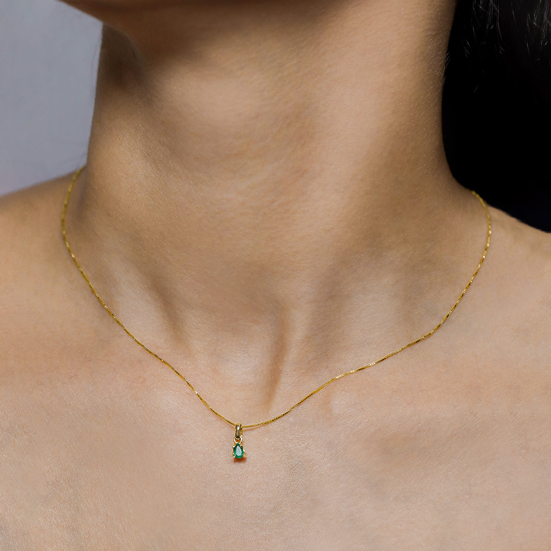 Esta pieza única de Dije Emerald Drop en oro 18K de Joyería Caracas es una verdadera joya que deslumbrará en cualquier ocasión. Con su diseño exclusivo y la garantía para toda la vida, este dije es una inversión en elegancia y estilo que durará para siempre.