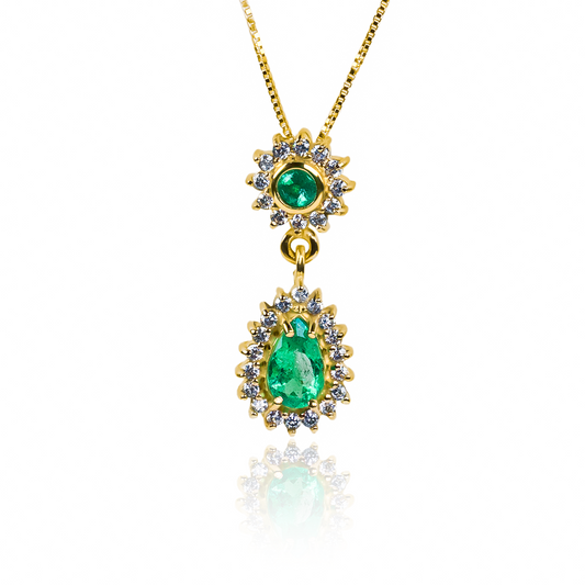 ¡Encuentra la perfección con nuestro Dije Emerald Drop (Pieza Única)! Este hermoso dije, hecho de oro 18K por Joyería Caracas, es una pieza única que agrega un toque de elegancia a cualquier atuendo. Además, con nuestra garantía para toda la vida, puedes disfrutar de este dije exclusivo para siempre.