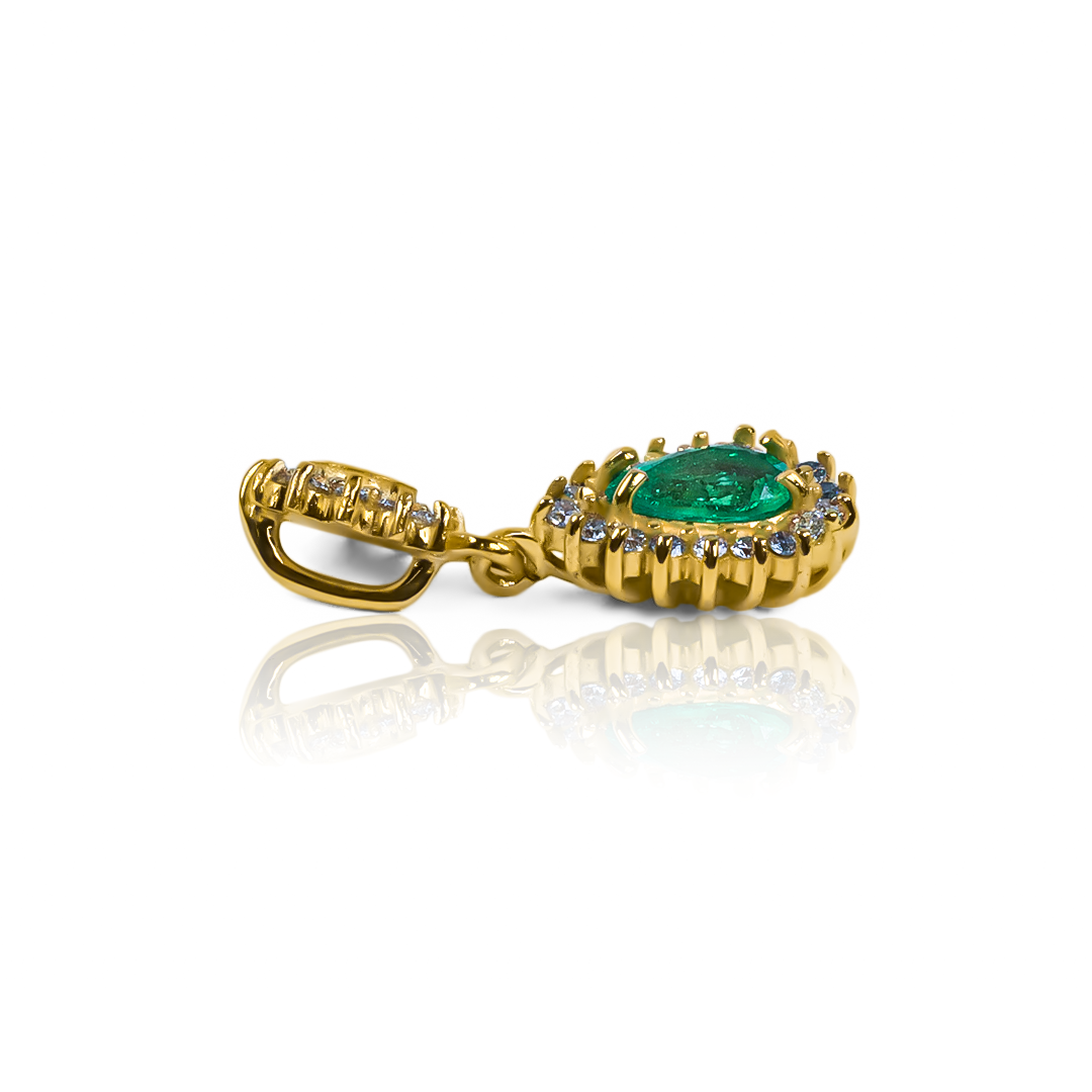 ¡Encuentra la perfección con nuestro Dije Emerald Drop (Pieza Única)! Este hermoso dije, hecho de oro 18K por Joyería Caracas, es una pieza única que agrega un toque de elegancia a cualquier atuendo. Además, con nuestra garantía para toda la vida, puedes disfrutar de este dije exclusivo para siempre.