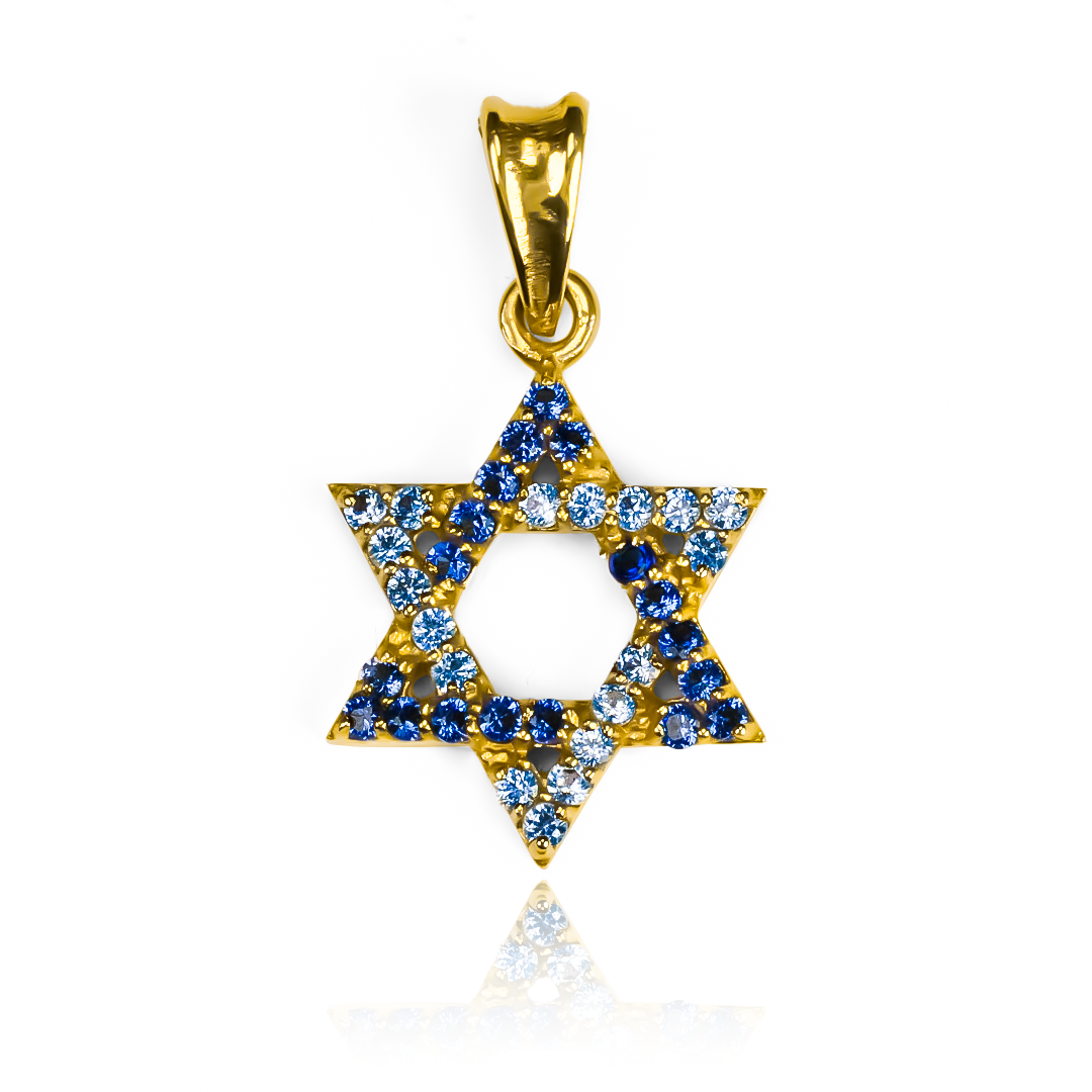 Este elegante dije Estrella Israel JC es una verdadera joya de la Joyería Caracas. Confeccionado en oro 18K y con una garantía para toda la vida, es el accesorio perfecto para destacar tu estilo con un toque de lujo. Haz de esta estrella tu amuleto de buena suerte y sofisticación.