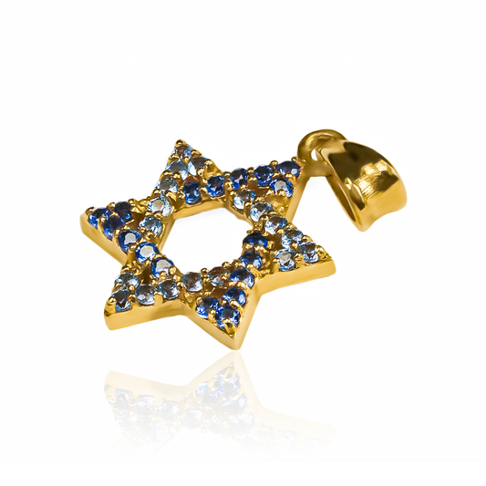 Este elegante dije Estrella Israel JC es una verdadera joya de la Joyería Caracas. Confeccionado en oro 18K y con una garantía para toda la vida, es el accesorio perfecto para destacar tu estilo con un toque de lujo. Haz de esta estrella tu amuleto de buena suerte y sofisticación.