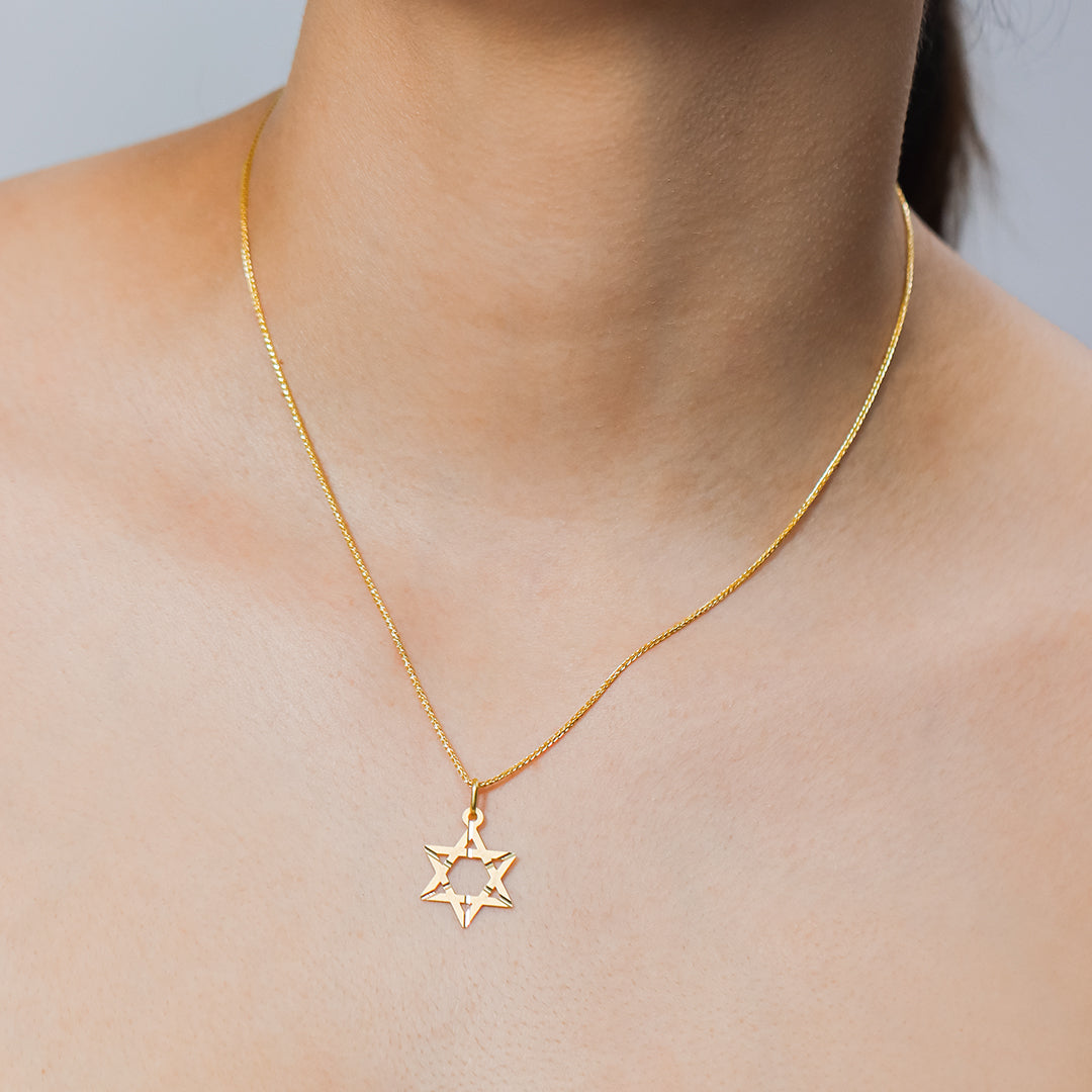 Nuestra estrella de David rayos S I es un dije elegante y exclusivo en oro 18K, diseñado por Joyería Caracas. Con su garantía de por vida, puedes lucirlo con confianza y estilo, sabiendo que siempre será una pieza de alta calidad. Añade un toque de sofisticación a tu estilo con este símbolo eterno de la fe y la protección.