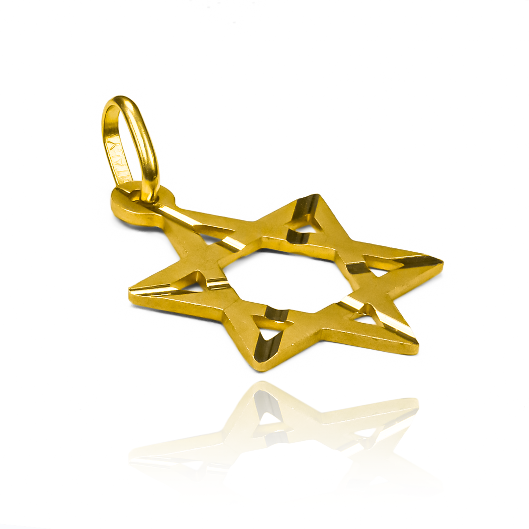 Nuestra estrella de David rayos S I es un dije elegante y exclusivo en oro 18K, diseñado por Joyería Caracas. Con su garantía de por vida, puedes lucirlo con confianza y estilo, sabiendo que siempre será una pieza de alta calidad. Añade un toque de sofisticación a tu estilo con este símbolo eterno de la fe y la protección.