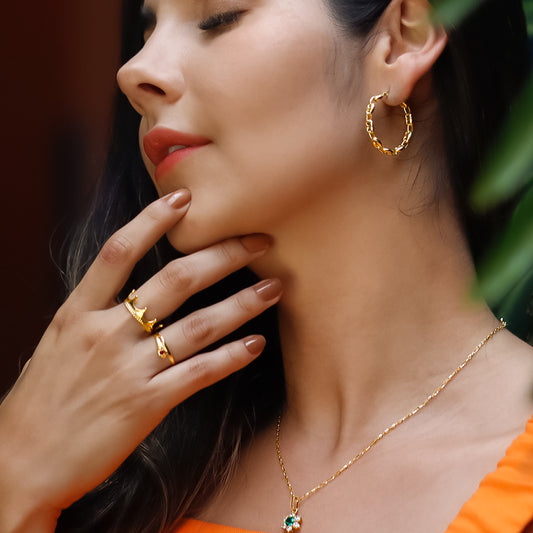 Siente la elegancia y exclusividad con el Dije Flower XL JC. Fabricado en oro 18K por Joyería Caracas, tiene garantía para toda la vida. Completa tu look con este accesorio único y duradero.