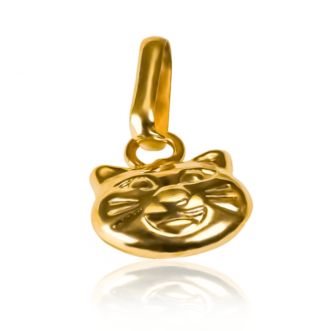 Presentamos nuestro exclusivo Dije Gatito M JT bañado en oro de 18K, una joya de nuestra prestigiosa colección de Joyería Caracas. Con garantía de por vida, esta pieza es elegante y duradera, una verdadera obra de arte que complementará tu estilo con un toque de lujo.