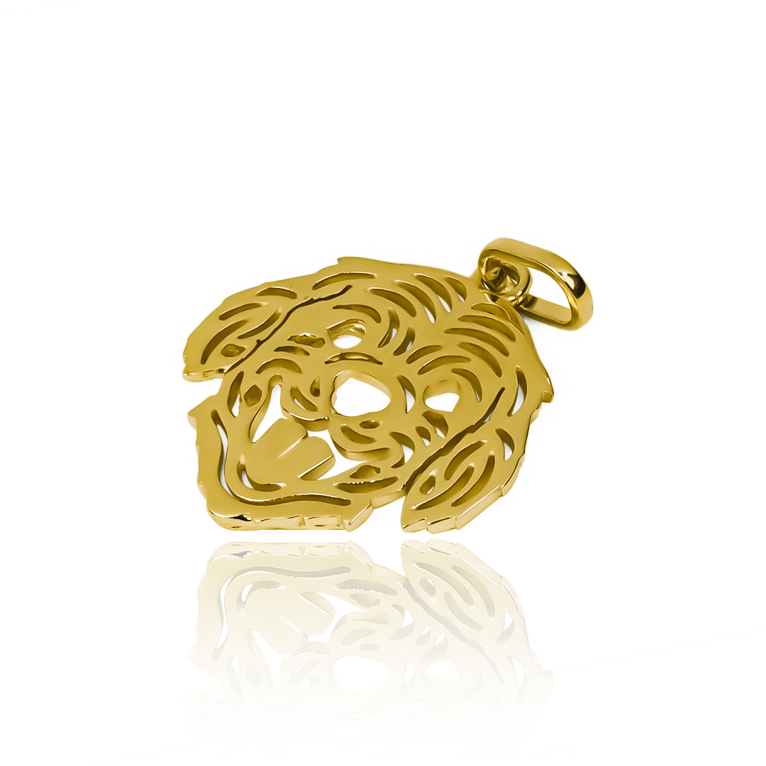 ¡El lujo hecho joya! Con Dije Golden, tendrás un exclusivo diseño en oro 18K de Joyería Caracas que resaltará tu belleza y elegancia. ¡Además, cuenta con garantía para toda la vida, para que puedas disfrutar de su brillo eternamente!