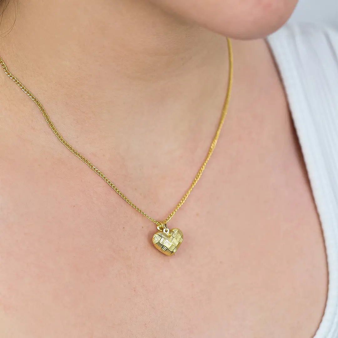 Disfruta de la elegancia y el lujo con el Dije Golden heart I de Oro 18K de Joyería Caracas. Este hermoso dije es el complemento perfecto para cualquier atuendo, y con nuestra garantía para toda la vida, podrás lucirlo con estilo y confianza por siempre.