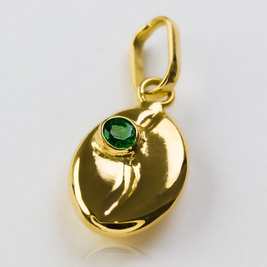 Dije Grano de café L cristal green JT. Hecho con oro 18K de Joyería Caracas, cuenta con garantía de por vida. 