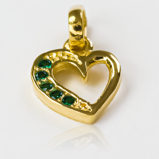 Este Dije Green heart cristal half JT de Joyería Caracas es el epitome de elegancia y lujo. Con su acabado en Oro 18K y cristal verde, hará que su corazón brille con belleza. Además, con nuestra garantía de por vida, podrá disfrutar de esta joya exclusiva para siempre.