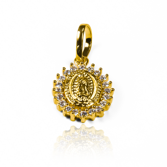 Un toque de elegancia y sofisticación con el Dije Guadalupe Crystal S JT. Hecho de oro 18K y diseñado por la renombrada Joyería Caracas, este dije es un símbolo de lujo y exclusividad. Con garantía para toda la vida, es una pieza que durará por generaciones.