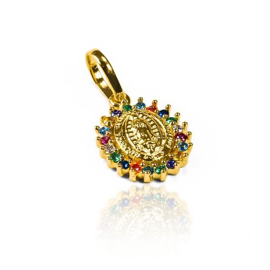 Disfrute de la elegancia y el lujo con nuestro Dije Guadalupe Multicolor M JT. Confeccionado en Oro 18K, esta joya de Joyería Caracas lleva consigo una garantía de por vida. Añada un toque de sofisticación a su estilo con este exclusivo dije.