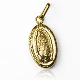 Introduzca sofisticación y exclusividad a su guardarropa con los Dije Guadalupe long JT. Confeccionados en Oro 18K por Joyería Caracas, estos dijes son un símbolo de estilo y elegancia. Con garantía de por vida, aseguran una inversión duradera y con clase.