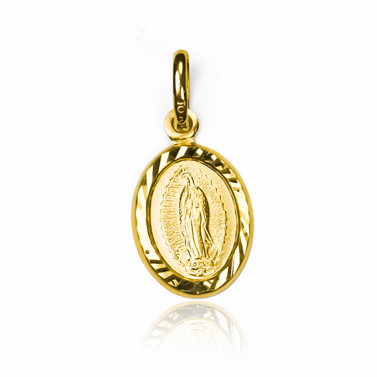 El Dije Guadalupe marco diamantado M I es una joya única, hecha de Oro 18K por los expertos en Joyería Caracas. Con su diseño elegante y detalles en diamantes, esta pieza es una verdadera obra de arte. Además, viene con una garantía para toda la vida, asegurando que la calidad y belleza de este dije durará para siempre. Un lujo exclusivo y sofisticado que no querrá dejar pasar.