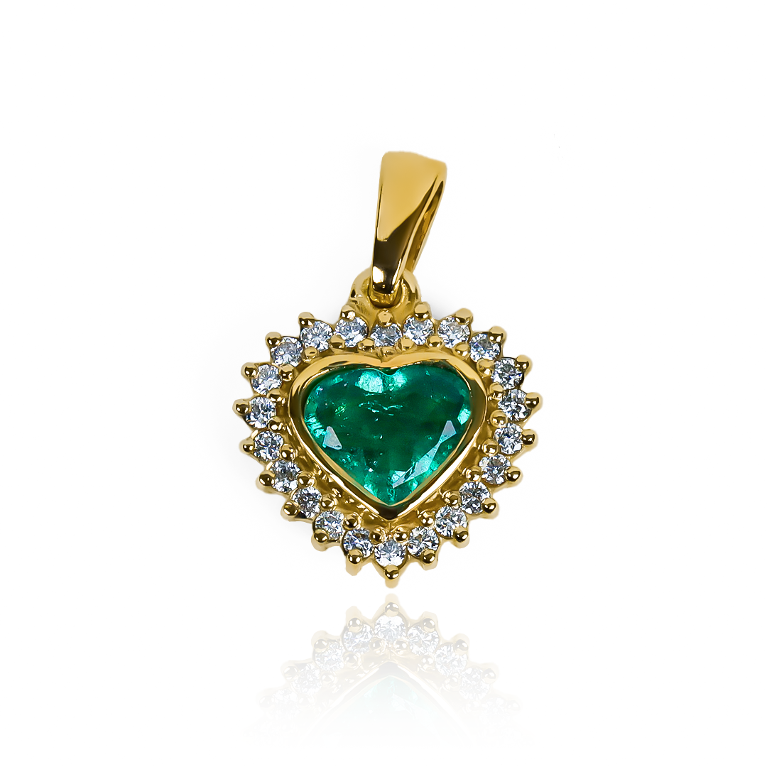 Transporta a tu corazón a un reino de elegancia con el delicado anillo Dije Heart. Con una piedra preciosa de esmeralda y diamantes en un soporte de oro 18K, esta joya de Joyería Caracas ofrece garantía de por vida. Eleva tu estilo y asegura tu inversión con este anillo exclusivo.