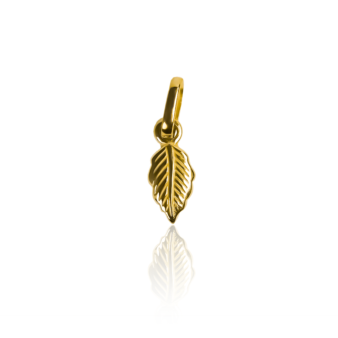 Este hermoso Dije Hoja Mini J de oro 18K de Joyería Caracas es una verdadera joya que transmite elegancia y sofisticación. Con garantía para toda la vida, este dije es el complemento perfecto para cualquier atuendo y una inversión que durará para siempre.