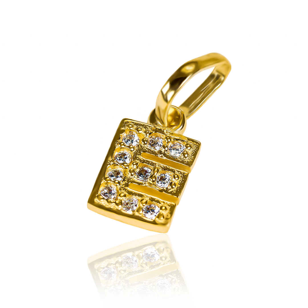 Déjate cautivar por la elegancia y exclusividad de nuestro Dije Letra E crystal mini JT. Hecho con oro 18K y diseñado por Joyería Caracas, este dije es una verdadera obra de arte. Con garantía para toda la vida, es el accesorio perfecto para complementar tu estilo sofisticado y distinguido.