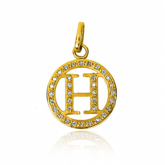 ¡Luce elegante y sofisticado con nuestro Dije Letra H party cristal JC de Oro 18K de Joyería Caracas! Con garantía para toda la vida, este dije es una declaración de estilo exclusivo y duradero. ¡Haz que tu look brille con este lujo atemporal!