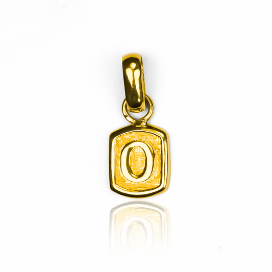 Elegante y exclusivo Dije Letra O square JC, elaborado con oro 18K de Joyería Caracas. Con garantía para toda la vida, esta pieza representa un lujo duradero y un estilo refinado. Haz una declaración de distinción con este dije cuadrado con la letra O, una joya que trasciende el tiempo.