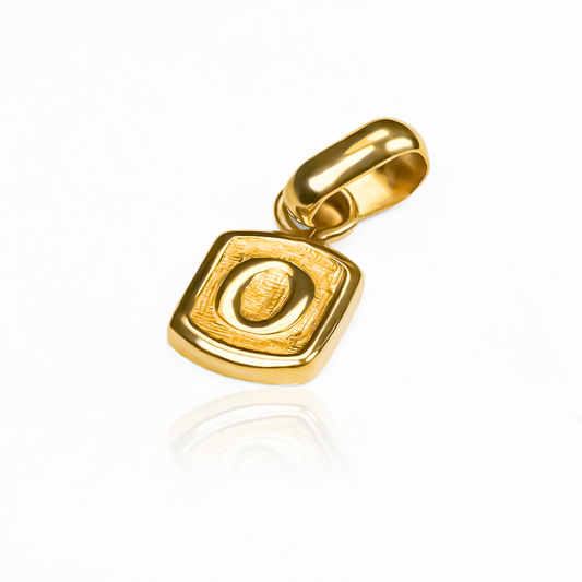 Elegante y exclusivo Dije Letra O square JC, elaborado con oro 18K de Joyería Caracas. Con garantía para toda la vida, esta pieza representa un lujo duradero y un estilo refinado. Haz una declaración de distinción con este dije cuadrado con la letra O, una joya que trasciende el tiempo.