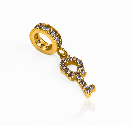 El Dije Llave de cristal en Oro 18K de Joyería Caracas es una pieza de lujo eterna. Con su garantía para toda la vida, este dije es un símbolo de exclusividad y sofisticación. Una clave para abrir puertas a un mundo de elegancia.