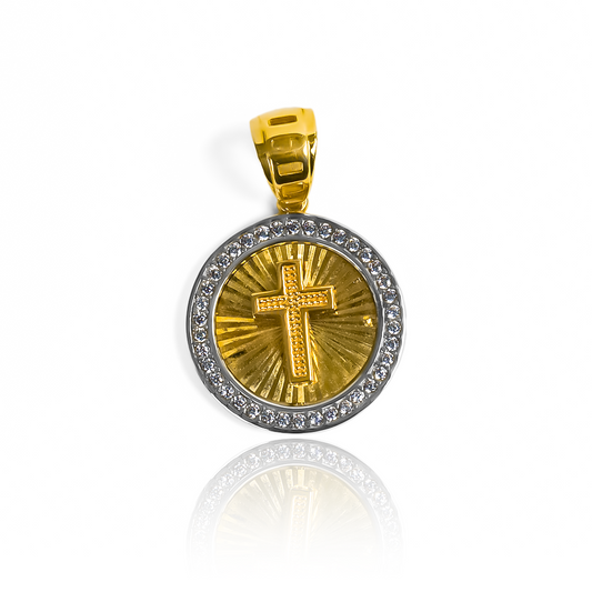 Adorna tu cuello con el Dije Medalla Cruz cristal I, de oro 18K de Joyería Caracas. Resplandece con su elegante diseño y garantía para toda la vida. Una reliquia que refleja tu estilo, valor y durabilidad.