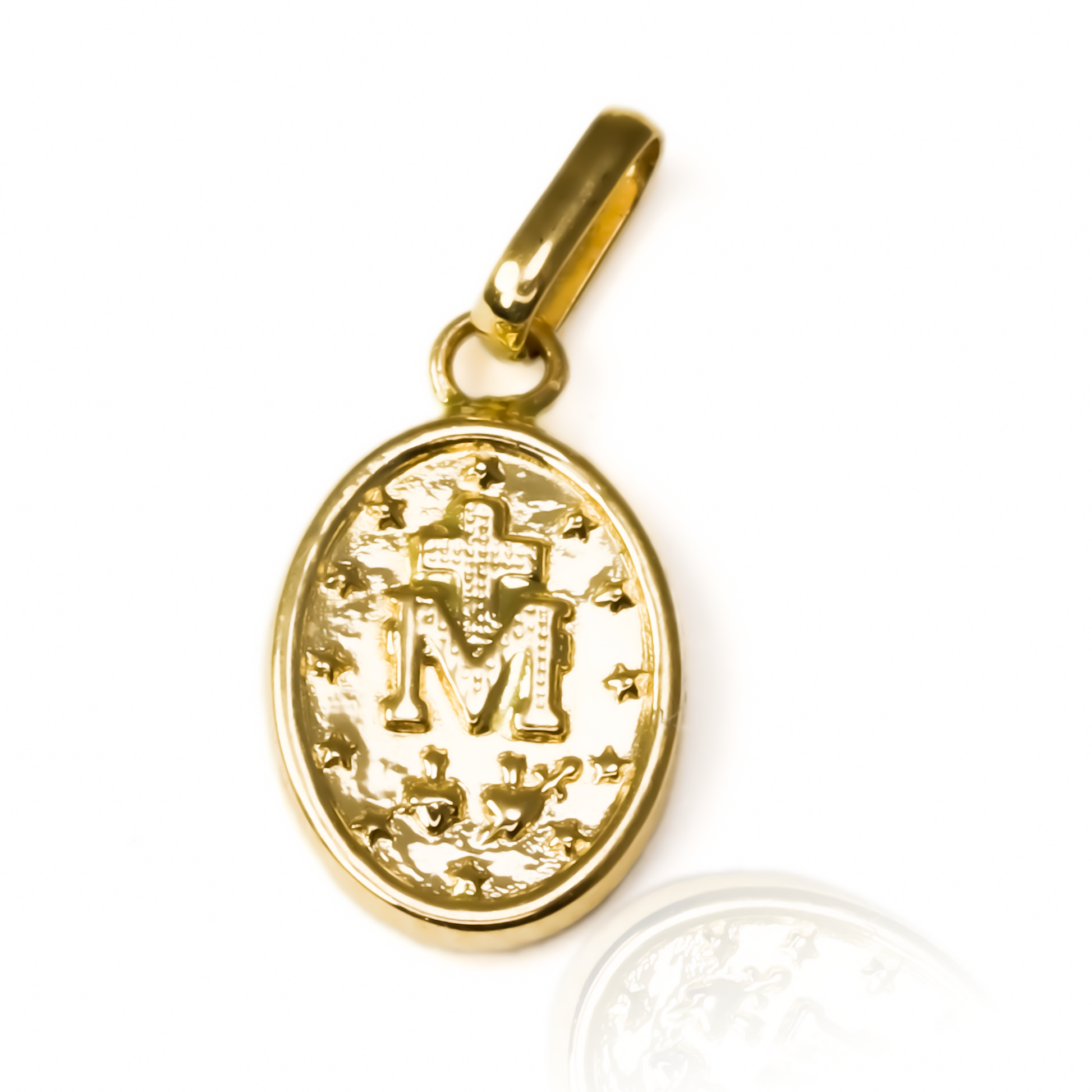 La Dije Milagrosa JT M es un accesorio de joyería exclusivo de Oro 18K de la prestigiosa marca Joyería Caracas. Con una garantía para toda la vida, esta pieza es un verdadero lujo que perdurará por generaciones. Haz una declaración de elegancia y sofisticación con este dije único y excepcional.