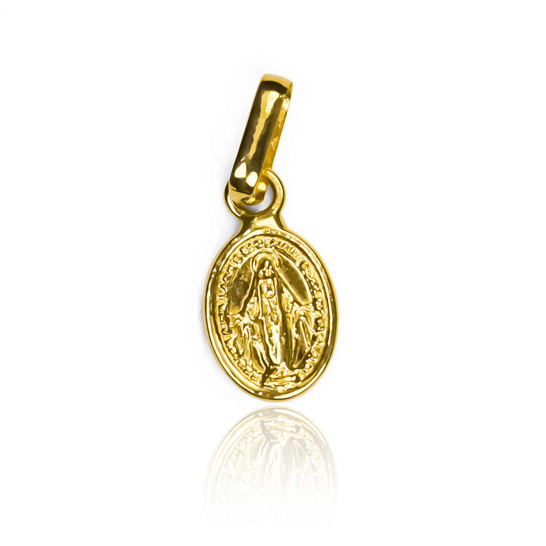 Descubre la belleza de la joyería Caracas con el dije Milagrosa M J en oro de 18K. Una pieza exclusiva y elegante que brinda una garantía de por vida. Haz que tus atuendos destaquen con esta joya que es más que un adorno, es una obra de arte para toda la vida.