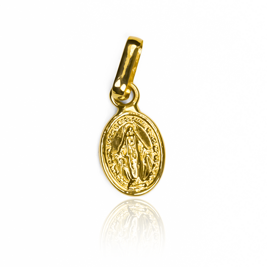 Descubre la belleza de la joyería Caracas con el dije Milagrosa M J en oro de 18K. Una pieza exclusiva y elegante que brinda una garantía de por vida. Haz que tus atuendos destaquen con esta joya que es más que un adorno, es una obra de arte para toda la vida.