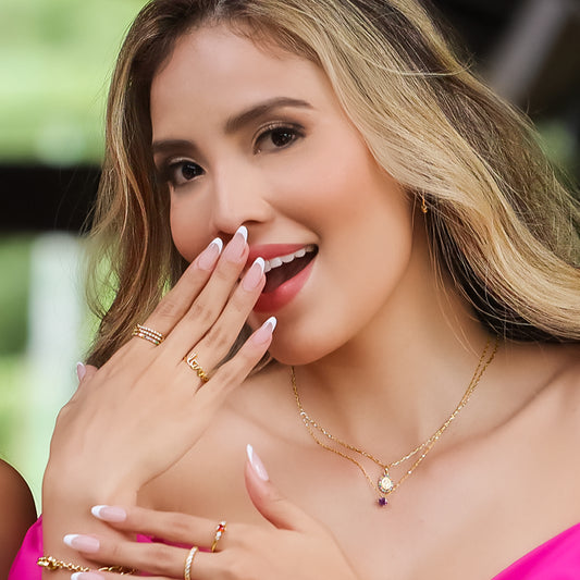 Descubre la elegante y exclusiva joya Dije Milagrosa Multicolor S JT, creado con oro 18K y elaborado por la prestigiosa Joyería Caracas. Con garantía para toda la vida, este dije es más que una pieza de joyería, es una inversión en belleza y durabilidad.