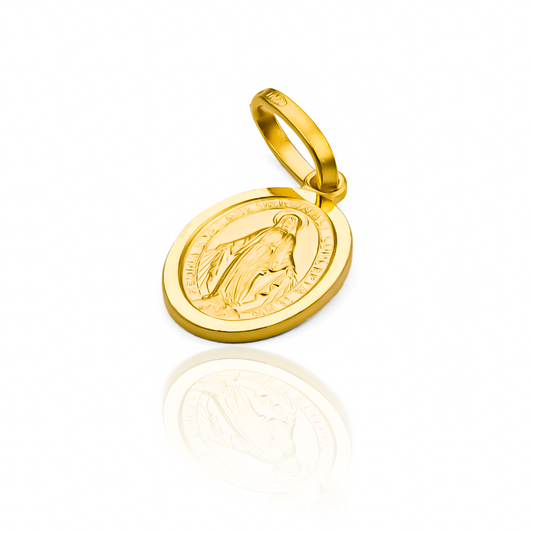 La elegancia y exclusividad se encuentran en nuestro Dije Milagrosa SM I, un joya de oro 18K diseñada por Joyería Caracas. Con una garantía de por vida, esta pieza de arte será un símbolo de belleza y protección en su vida.