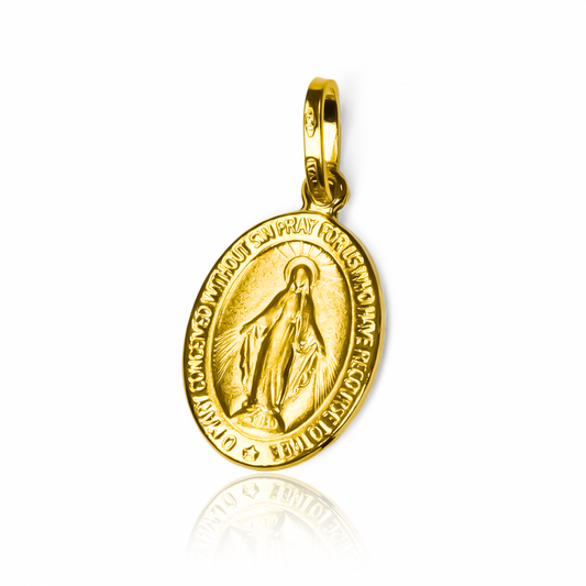 La Dije Milagrosa bisel oración M I es una joya de oro 18K de la prestigiosa Joyería Caracas. Con un diseño elegante y exclusivo, esta pieza es una verdadera obra de arte. Además de su belleza, cuenta con una garantía para toda la vida, asegurando su calidad y durabilidad. Un verdadero tesoro para toda la vida.