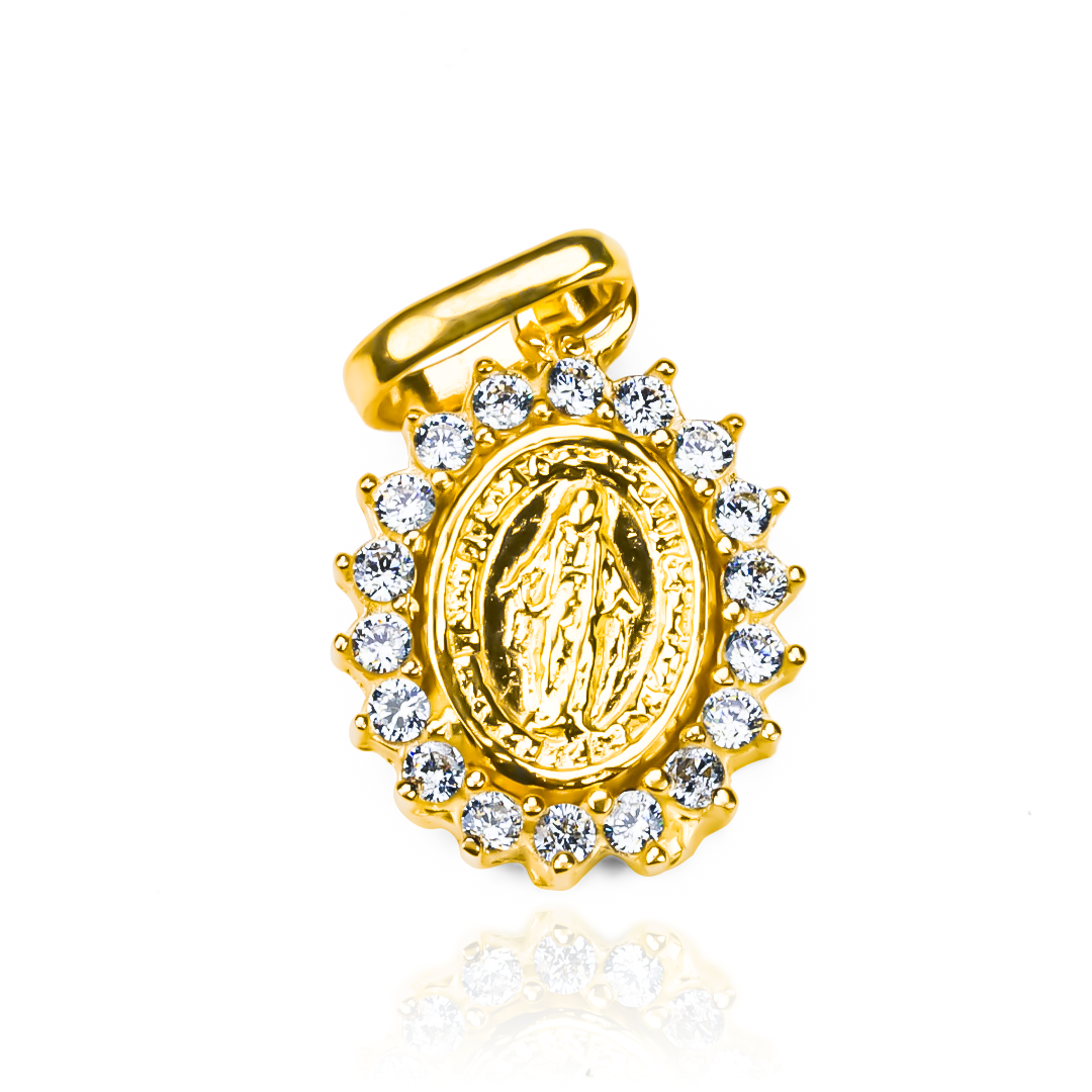 La joyería Caracas presenta el Dije Milagrosa crystal S JT, una pieza única de oro 18K con un símbolo sagrado y cristal para atraer la buena energía. Garantía de por vida para un accesorio de lujo que te acompañará siempre.