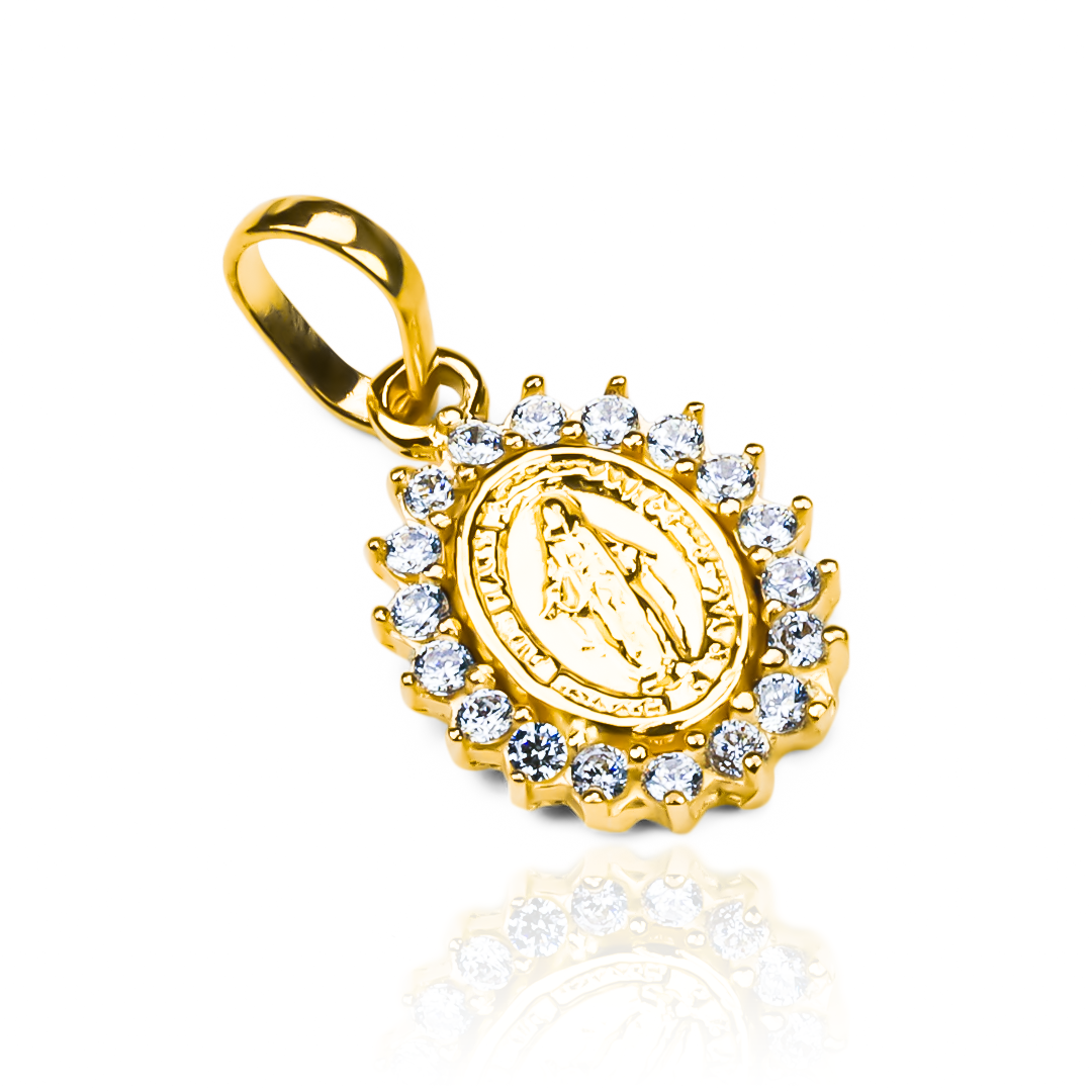 La joyería Caracas presenta el Dije Milagrosa crystal S JT, una pieza única de oro 18K con un símbolo sagrado y cristal para atraer la buena energía. Garantía de por vida para un accesorio de lujo que te acompañará siempre.