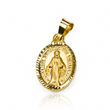 Esta hermosa Dije Milagrosa facetada MI está elaborada con oro 18K y es una creación de la prestigiosa Joyería Caracas. Con garantía para toda la vida, es la adición perfecta para cualquier persona que busque una joya exclusiva y de calidad que pueda pasar de generación en generación.