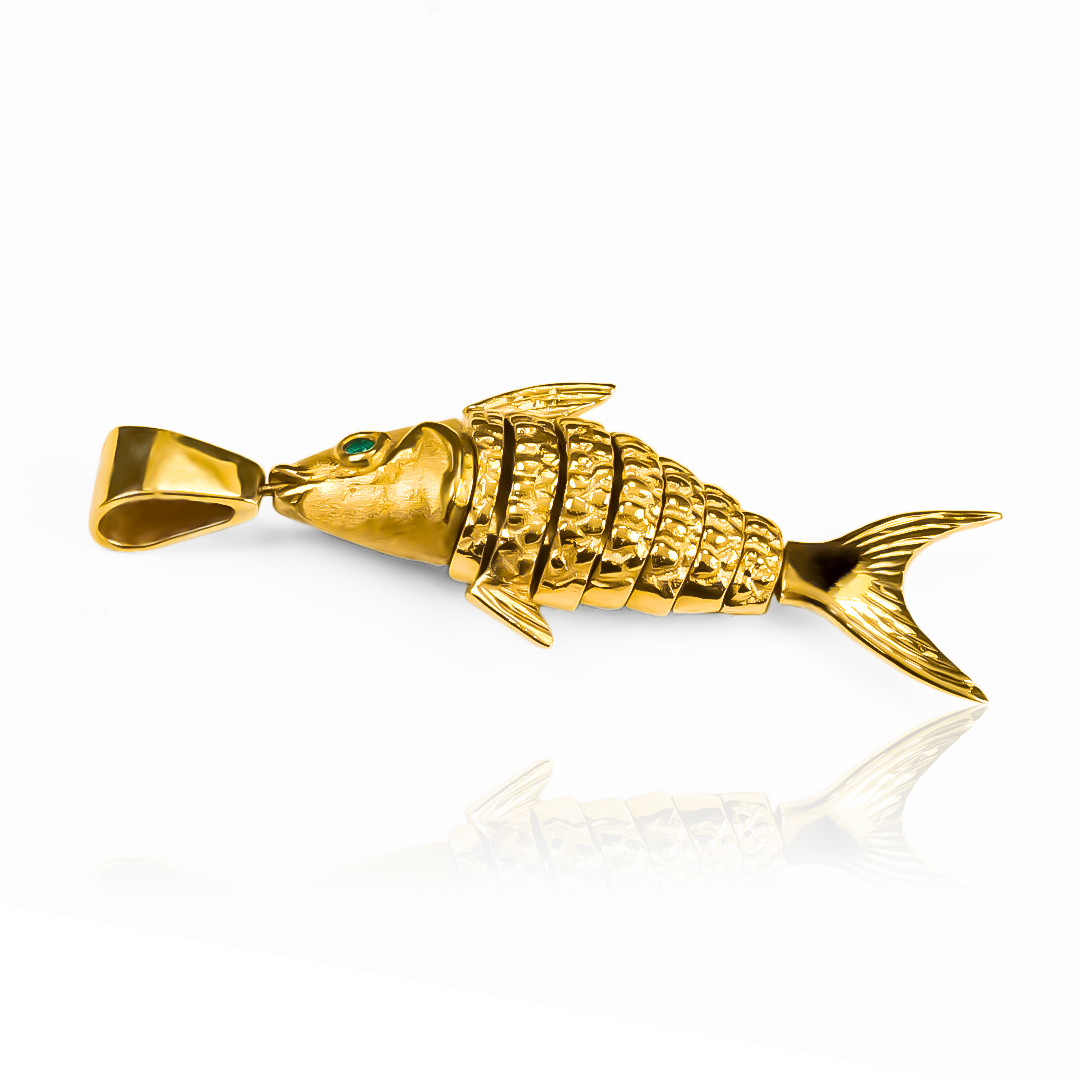 Atrapa miradas con el Dije Pesca con movimiento Esmeraldas J de Joyería Caracas. Elegante y exclusivo en oro 18K, su diseño único simboliza la vida en movimiento. Con garantía de por vida, este dije es una inversión en estilo y calidad. Haz una declaración de lujo con esta pieza sofisticada.