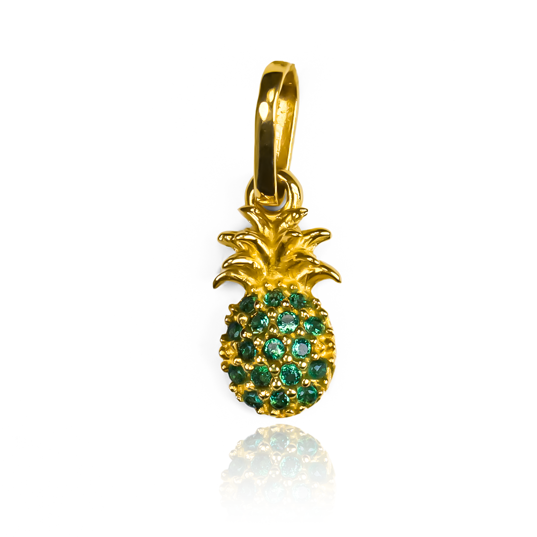 La joyería Caracas presenta el Dije Piña cristales verdes fabricado en oro 18K, una pieza exclusiva de alta calidad. Con su garantía de por vida, esta joya es un símbolo de elegancia y durabilidad. Lleve consigo el lujo y la sofisticación que solo la joyería Caracas puede ofrecer.