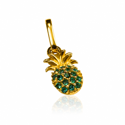 La joyería Caracas presenta el Dije Piña cristales verdes fabricado en oro 18K, una pieza exclusiva de alta calidad. Con su garantía de por vida, esta joya es un símbolo de elegancia y durabilidad. Lleve consigo el lujo y la sofisticación que solo la joyería Caracas puede ofrecer.