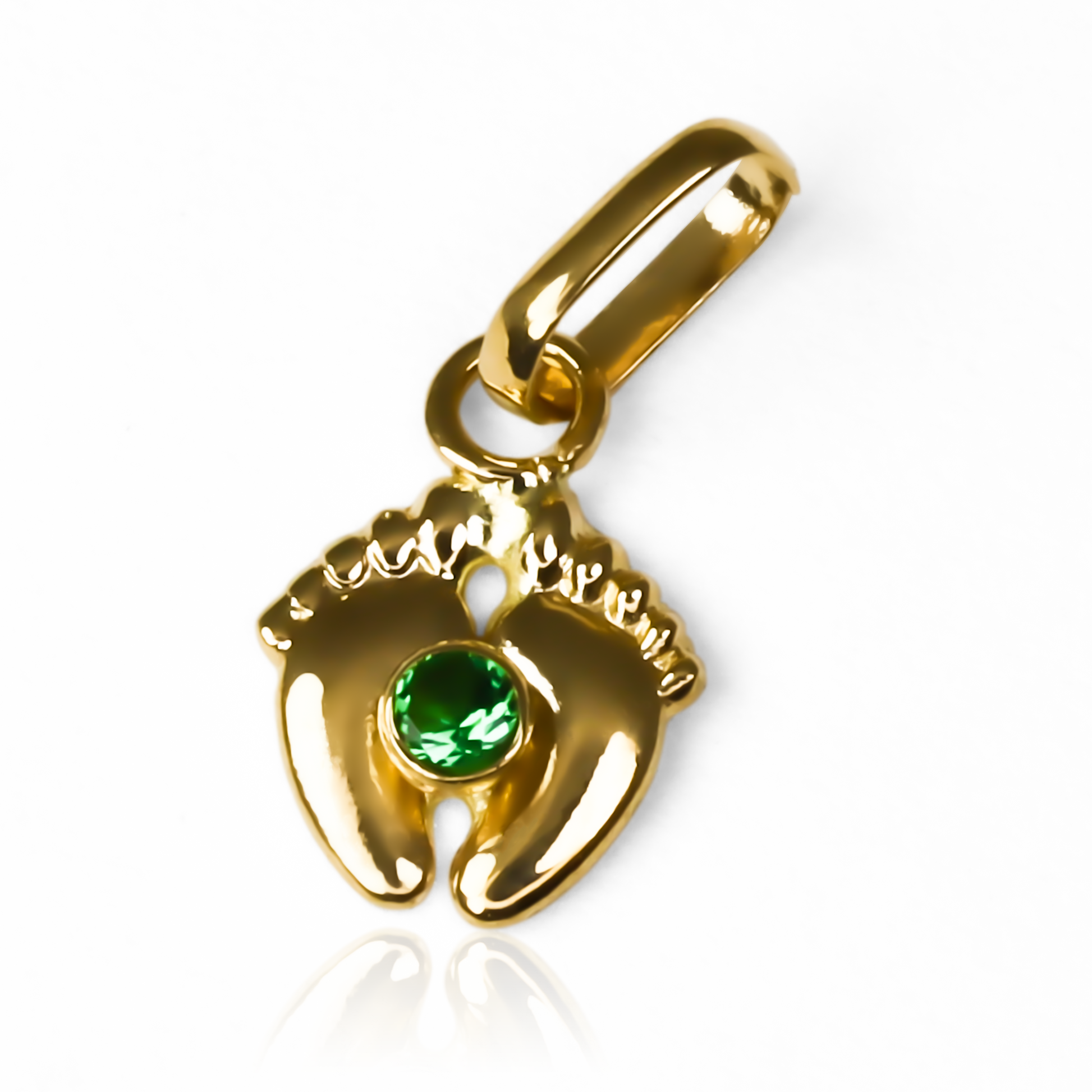 Déjate seducir por la elegancia y exclusividad de nuestro Dije Pies descalzos verde. Confeccionado con oro 18K de la prestigiosa Joyería Caracas, su garantía para toda la vida lo convierte en una inversión duradera. Eleva tus looks con un toque de sofisticación y estilo único.