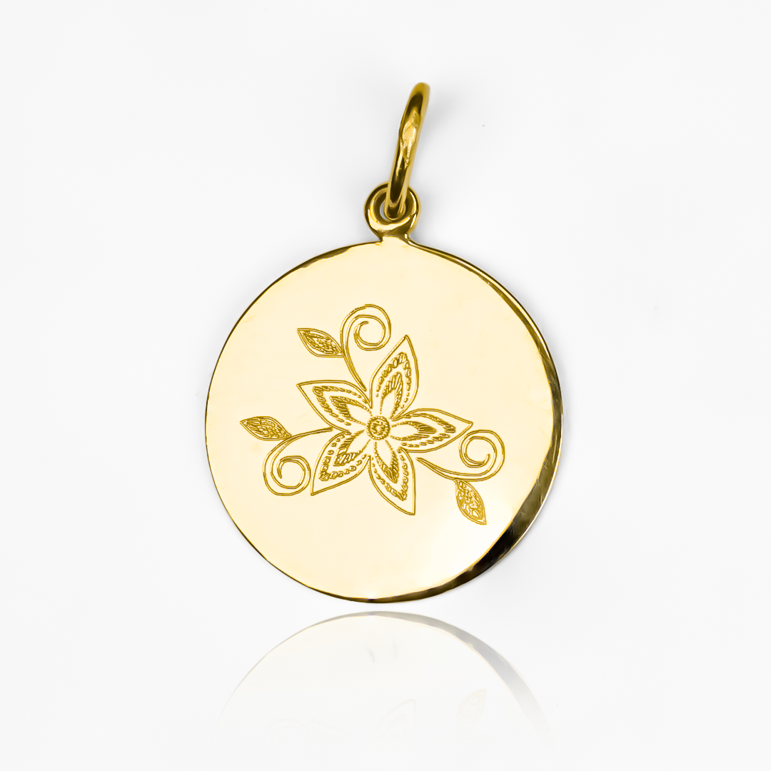 Personaliza tu estilo con el Dije Placa Personalizable Flor en oro 18K de Joyería Caracas. La flor es un símbolo de belleza y vida, convirtiendo este dije en la elección perfecta para añadir elegancia y significado a tu joyería. Con garantía de por vida para preservar su belleza duradera.