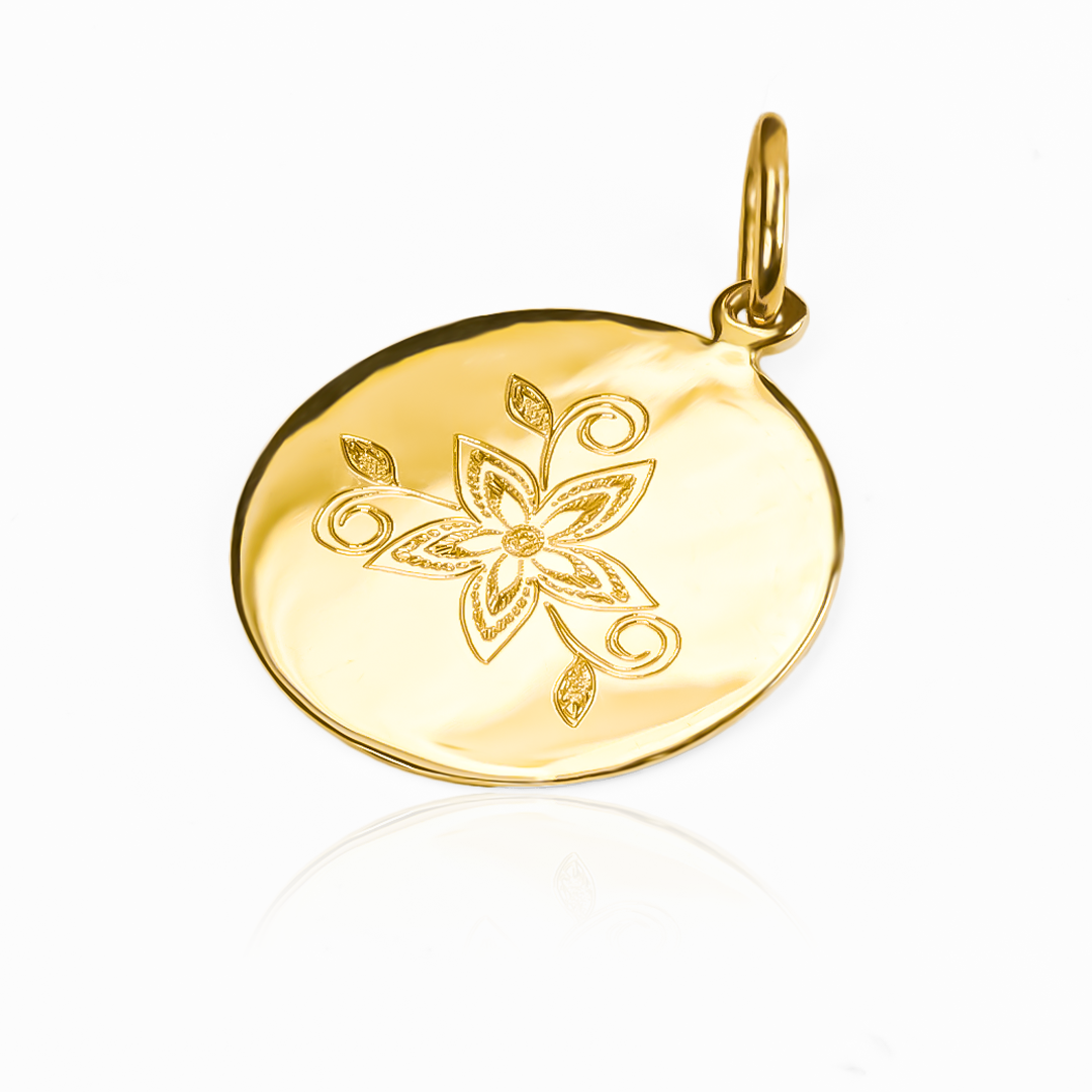 Personaliza tu estilo con el Dije Placa Personalizable Flor en oro 18K de Joyería Caracas. La flor es un símbolo de belleza y vida, convirtiendo este dije en la elección perfecta para añadir elegancia y significado a tu joyería. Con garantía de por vida para preservar su belleza duradera.