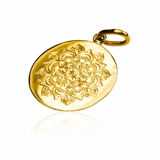 Descubre la elegancia y exclusividad de nuestro Dije Placa Personalizable Mandala. Fabricado en Oro 18K de la mejor calidad por expertos en Joyería Caracas, este símbolo de vida y equilibrio te acompañará para siempre con nuestra garantía vitalicia. Personaliza tu estilo con este detalle único.