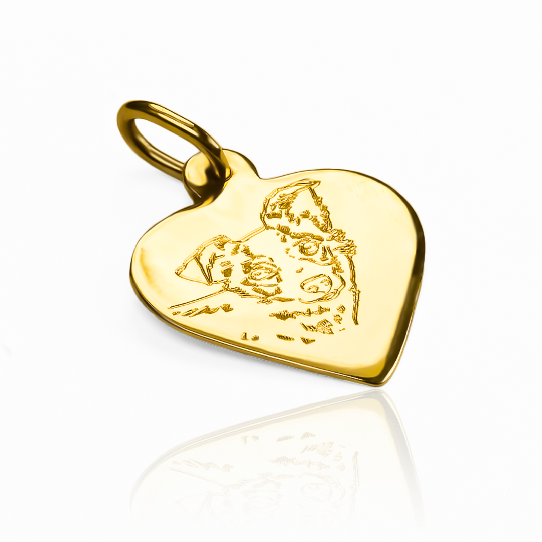 Deja a todos boquiabiertos con este precioso dije de corazón personalizable, hecho de oro 18K de la exclusiva Joyería Caracas. Con su garantía de por vida, es la elección perfecta para regalar a tus seres queridos o para hacerse un regalo a ti misma. Un símbolo de amor y lujo que perdurará por siempre.