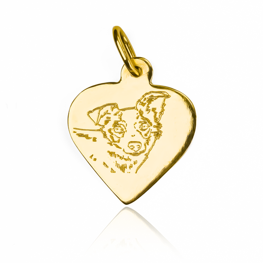 Deja a todos boquiabiertos con este precioso dije de corazón personalizable, hecho de oro 18K de la exclusiva Joyería Caracas. Con su garantía de por vida, es la elección perfecta para regalar a tus seres queridos o para hacerse un regalo a ti misma. Un símbolo de amor y lujo que perdurará por siempre.