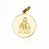 Personaliza tu estilo con el lujoso dije de Oro 18K con la Placa Sagrado Corazón de Joyería Caracas. Esta pieza exclusiva no solo es elegante, sino que también viene con garantía de por vida para ser una pieza atemporal en tu colección. Expresa tu devoción con estilo.