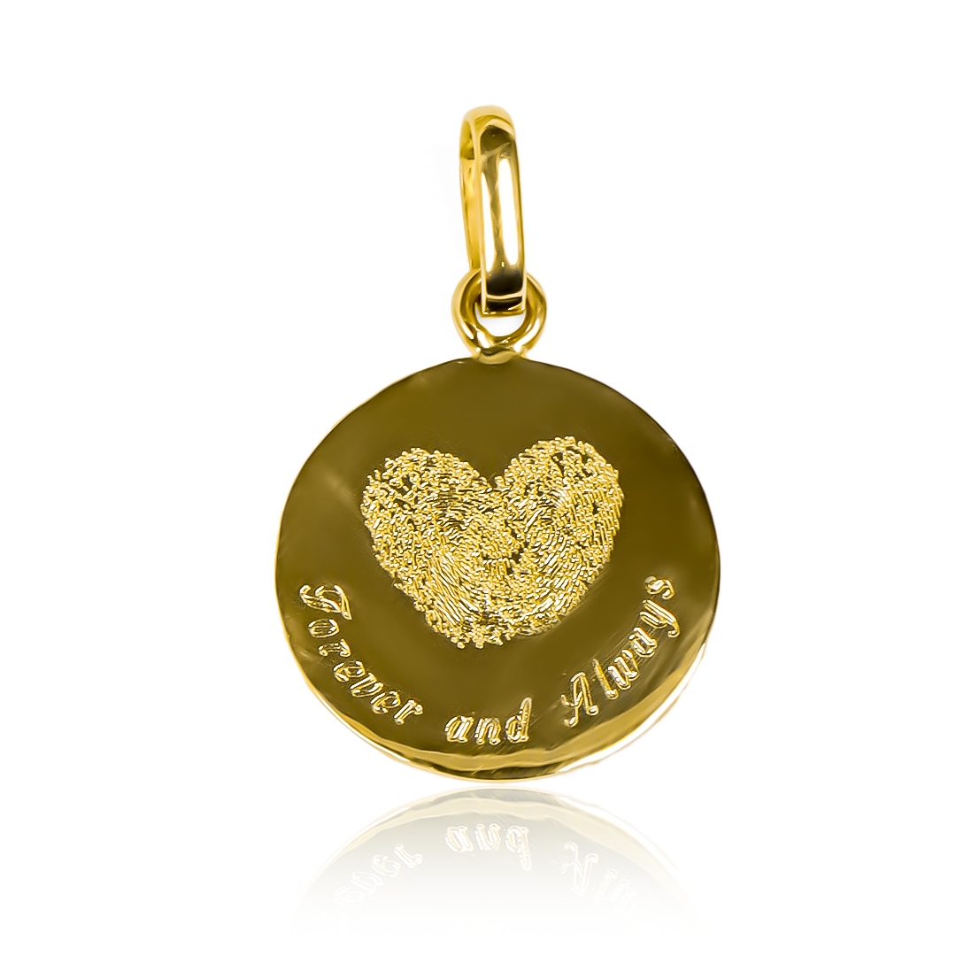 ¡Expresa tu amor de una manera especial con nuestro dije placa personalizada Huellas de amor! Hecho con oro de 18k de Joyería Caracas, este dije es un símbolo de amor eterno y viene con garantía para toda la vida. ¡No hay mejor manera de demostrar tu amor!