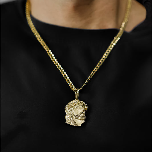 Con el Dije Rostro XL I, lleve consigo un toque de oro 18K y estilo de la reconocida Joyería Caracas. Con garantía de por vida, sea la personificación de la elegancia en cada ocasión.