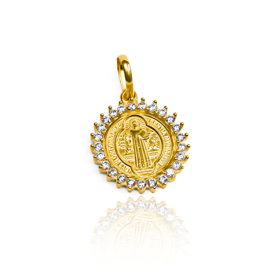 Dije San Benito casting S JT es una joya de oro de 18K elaborada por Joyería Caracas. Con garantía para toda la vida, esta pieza exclusiva representa protección y elegancia sin igual. Una inversión que te acompaña por siempre.