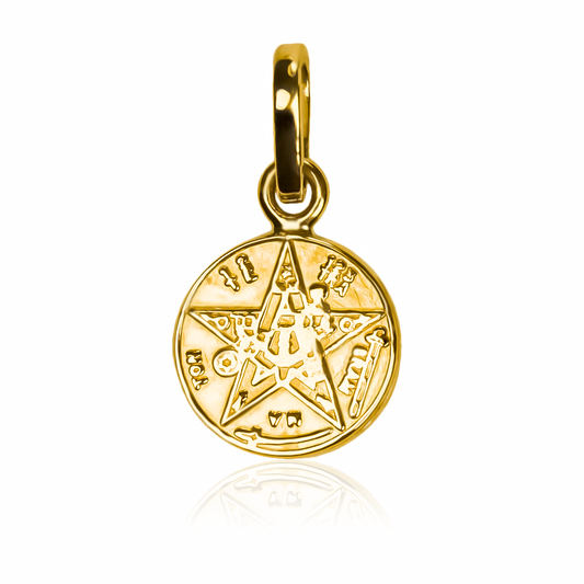 El Dije Tetragramatón MINI es una joya de oro 18K de Joyería Caracas. Con su diseño exclusivo y garantía para toda la vida, es una elección elegante y duradera. Un símbolo de lujo y estilo.