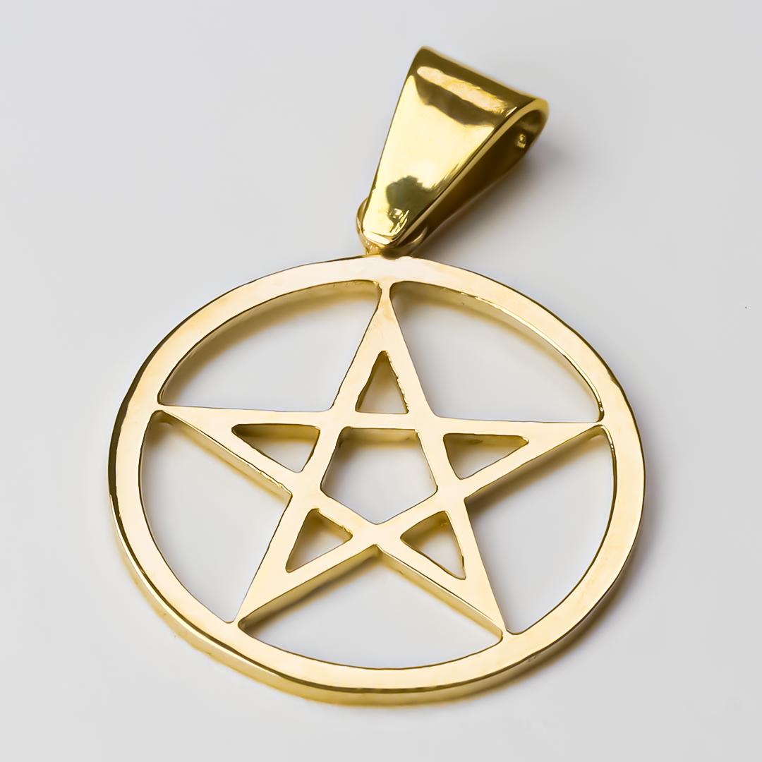 El Dije Tetragramatón S es una pieza exclusiva de Joyería Caracas, elaborada en oro de 18K y con una garantía de por vida. Su diseño y calidad garantizan una pieza de lujo que te acompañará por siempre. Haz una declaración de elegancia con este dije de colección única.